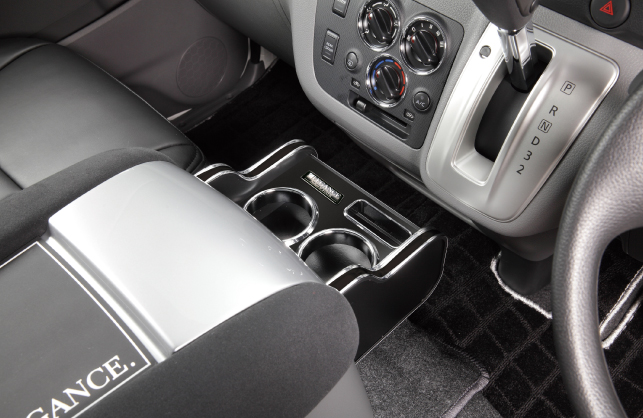 Interior CupHolder 新型キャラバン用 カラー：レザーブラック NV350キャラバンに装着